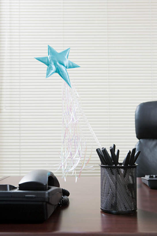 无人,办公室,打电话,竖图,室内,白天,正面,家具,桌子,电话,椅子,笔筒,漂浮,装饰,飘扬,笔,六角形,丝绸,丝带,塑料,办公桌,办公用品,缎带,飘落,通讯设备,绸带,文具,一个,蓝色,话筒,会议椅,气球,塑料制品,学习用品,橡胶,电话线,单个,下沉,华丽,修饰,办公椅,文具用品,点缀,降落,橡胶制品,办公家具,衬托,美观,雅致,雅观,商务椅,培训椅,飘零,交流,电话机,沟通,通话,彩图