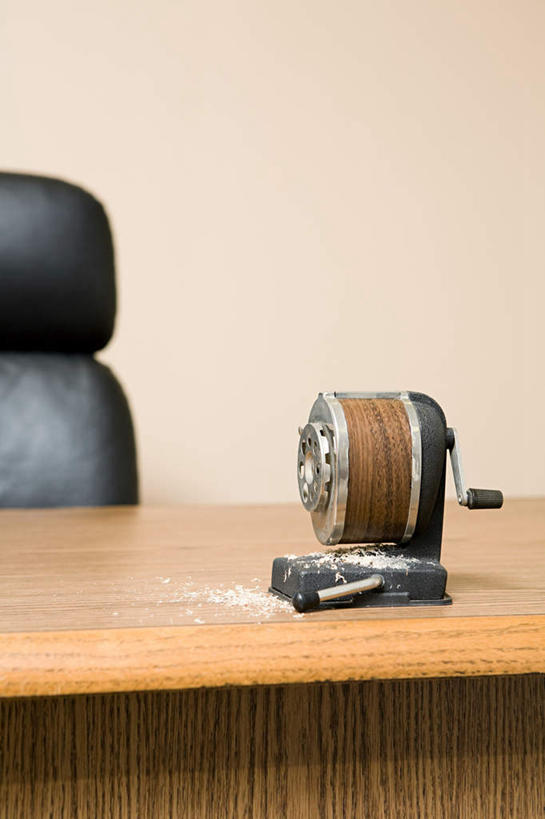 无人,办公室,竖图,室内,白天,正面,家具,桌子,静物,椅子,办公桌,墙,办公用品,墙壁,墙面,文具,一个,黄色,会议椅,学习用品,单个,办公椅,文具用品,卷笔刀,削笔刀,办公家具,削笔机,商务椅,培训椅,彩图