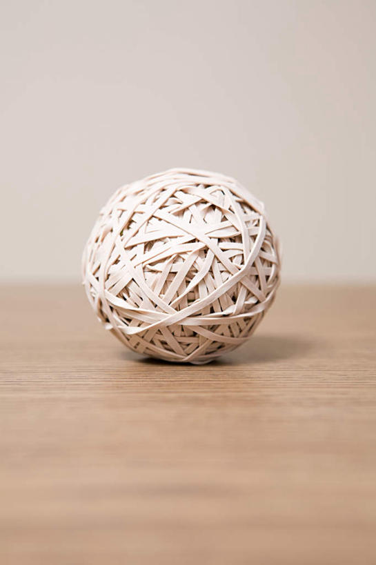 无人,竖图,室内,特写,白天,正面,桌面,桌子,静物,灰色背景,朦胧,模糊,卷曲,编织,缠绕,木制,织物,线团,纺织,一个,木制品,毛线,摄影,影棚,单个,彩图,影棚拍摄,拍摄