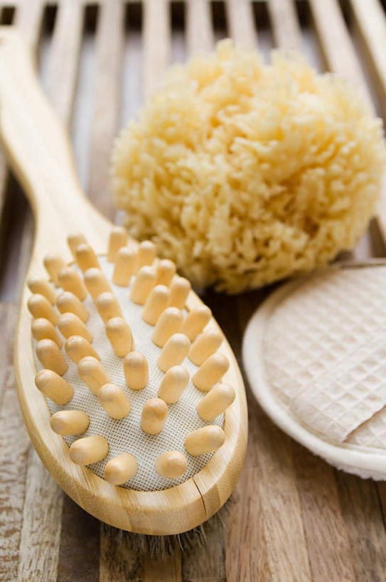 无人,竖图,俯视,室内,特写,白天,化妆,美容,静物,护肤,木制,海绵,梳子,木制品,垫子,日用品,清洁,保养,享受,休闲,放松,保健,养颜,美发用品,洗脸海绵,洗脸扑,洗脸绵,彩图,高角度拍摄