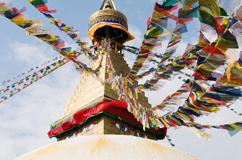 无人,横图,室外,白天,仰视,旅游,度假,名胜古迹,标志建筑,地标,建筑,尼泊尔,亚洲,一排,许多,吊挂,悬挂,阴影,遗迹,整齐,高大,飘扬,光线,影子,云,云朵,塔,首都,宏伟,挂,云彩,古迹,文物,娱乐,建设,古建筑,经幡,排列,蓝色,白云,蓝天,天空,阳光,天,享受,休闲,旅游胜地,放松,晴朗,飘逸,队列,飞扬,南亚,古文明,加德满都,博达塔,风马旗,尼泊尔王国,加都,德满都,高峻,嵬峨,博大哈佛塔,浮图纳特塔,晴空,彩图,低角度拍摄