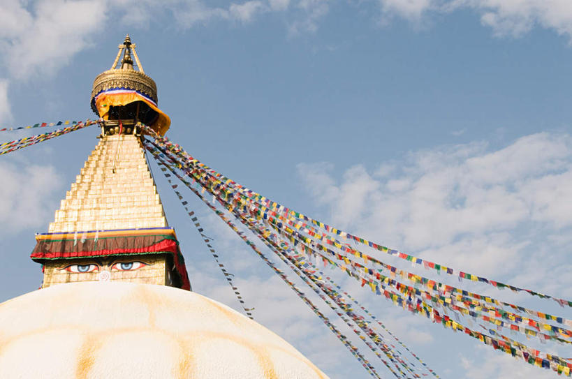 无人,寺庙,横图,彩色,室外,白天,仰视,旅游,度假,标志建筑,地标,建筑,尼泊尔,亚洲,一排,许多,吊挂,悬挂,阴影,节日,整齐,飘扬,光线,影子,云,云朵,首都,燃烧,挂,云彩,文化,娱乐,建设,经幡,排列,蓝色,白云,蓝天,天空,阳光,香火,庙宇,天,祈祷,享受,休闲,健康,旅游胜地,放松,许愿,宗教,信仰,晴朗,纪念,飘逸,祈求,队列,飞扬,南亚,加德满都,博达塔,风马旗,尼泊尔王国,加都,德满都,博大哈佛塔,浮图纳特塔,平安,晴空,彩图,低角度拍摄,庙,寺