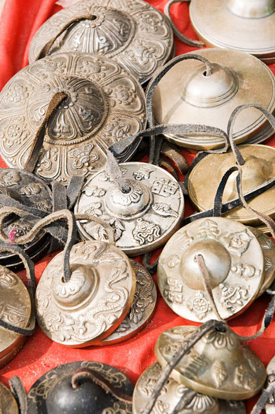 无人,商店,竖图,俯视,室外,特写,白天,静物,许多,阴影,节日,反射,影子,钹,乐器,文化,商铺,排列,纪念品,祈祷,健康,许愿,宗教,信仰,纪念,留念,祈求,打击乐器,铙钹,铜钹,怀念,市肆,商号,记念,摆列,平安,彩图,高角度拍摄,店铺,布列,分列