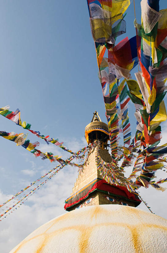 无人,寺庙,竖图,彩色,室外,白天,仰视,旅游,度假,标志建筑,地标,建筑,尼泊尔,亚洲,一排,许多,吊挂,悬挂,阴影,节日,整齐,飘扬,光线,影子,云,云朵,首都,燃烧,挂,云彩,文化,娱乐,建设,经幡,排列,蓝色,白云,蓝天,天空,阳光,香火,庙宇,天,祈祷,享受,休闲,健康,旅游胜地,放松,许愿,宗教,信仰,晴朗,纪念,飘逸,祈求,队列,飞扬,南亚,加德满都,博达塔,风马旗,尼泊尔王国,加都,德满都,博大哈佛塔,浮图纳特塔,平安,晴空,彩图,低角度拍摄,庙,寺