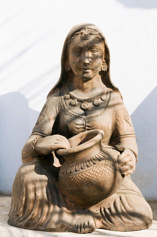 无人,寺庙,竖图,室外,白天,正面,旅游,度假,标志建筑,地标,建筑,花瓶,雕塑,印度,亚洲,阴影,节日,艺术,装饰,光线,雕刻,雕像,影子,陶瓷,陶瓷制品,燃烧,文化,娱乐,建设,阳光,瓶子,香火,工艺品,庙宇,祈祷,享受,休闲,健康,旅游胜地,放松,许愿,宗教,信仰,纪念,祈求,美术,主题,南亚,陈列,拉贾斯坦邦,拉贾斯坦,印度共和国,贾沙梅尔,功能,美学,平安,彩图,全身,庙,寺