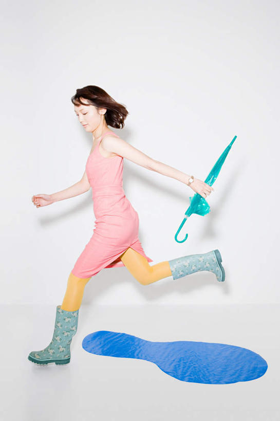 东方人,一个人,走,竖图,室内,白天,白色背景,侧面,鞋子,亚洲,仅一个年轻女性,仅一个女性,仅一个人,一把,一双,握,服装,伞,雨伞,雨鞋,雨靴,塑胶,注视,休闲装,黄种人,阳伞,靴子,衣服,蓝色,垫子,观察,看,休闲,休闲服,握着,摄影,服饰,塑胶制品,影棚,观看,察看,关注,胶鞋,水坑,年轻女性,女人,女性,亚洲人,步行,走路,彩图,全身,影棚拍摄,拍摄