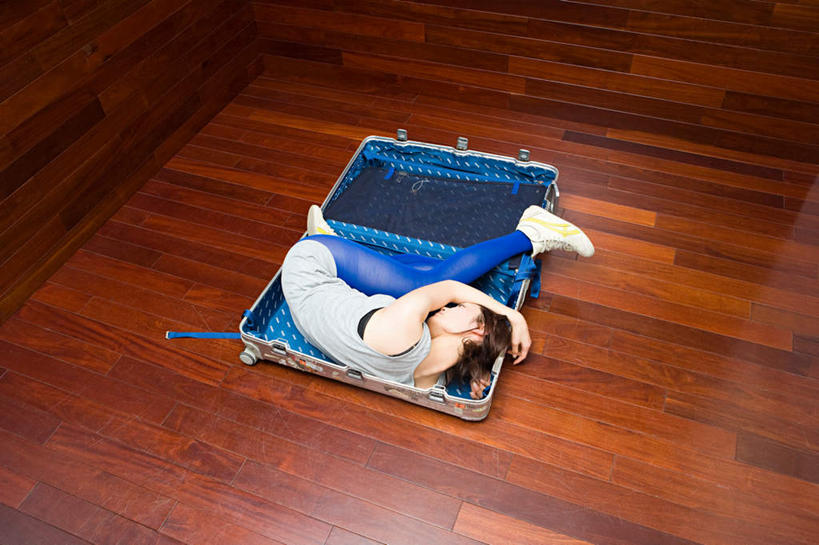 东方人,一个人,躺,横图,俯视,室内,白天,地板,亚洲,仅一个年轻女性,仅一个女性,仅一个人,抱头,弯腰,阴影,服装,反射,木制,拉杆箱,旅行箱,影子,墙,地面,休闲装,黄种人,木地板,墙壁,墙面,一个,衣服,木制品,行李箱,箱子,休闲,休闲服,服饰,单个,出差,弯身,捧首,捧头,卧着,年轻女性,女人,女性,亚洲人,躺着,卧,彩图,高角度拍摄,全身,旅行