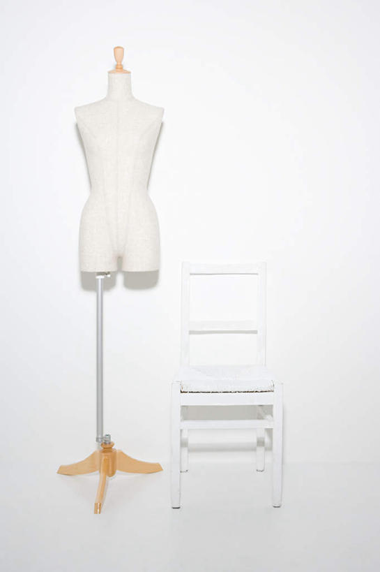 无人,竖图,室内,白天,白色背景,正面,静物,椅子,一把,阴影,反射,人造模特,影子,木椅,白色,摄影,影棚,道具,服装模特,模特道具,时装道具,展示道具,服装模特道具,陈列道具,彩图,影棚拍摄,拍摄