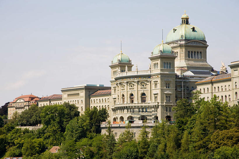 无人,家,横图,室外,白天,仰视,度假,美景,树林,植物,窗户,城市风光,城市,瑞士,欧洲,阴影,光线,影子,房屋,屋子,景观,首都,娱乐,楼房,伯尔尼,玻璃窗,住宅,树,树木,蓝色,绿色,蓝天,天空,阳光,自然,天,享受,休闲,景色,放松,生长,晴朗,成长,中欧,万里无云,首府,瑞士联邦,伯尔尼州,联邦大楼,晴空,晴空万里,彩图,低角度拍摄,房子