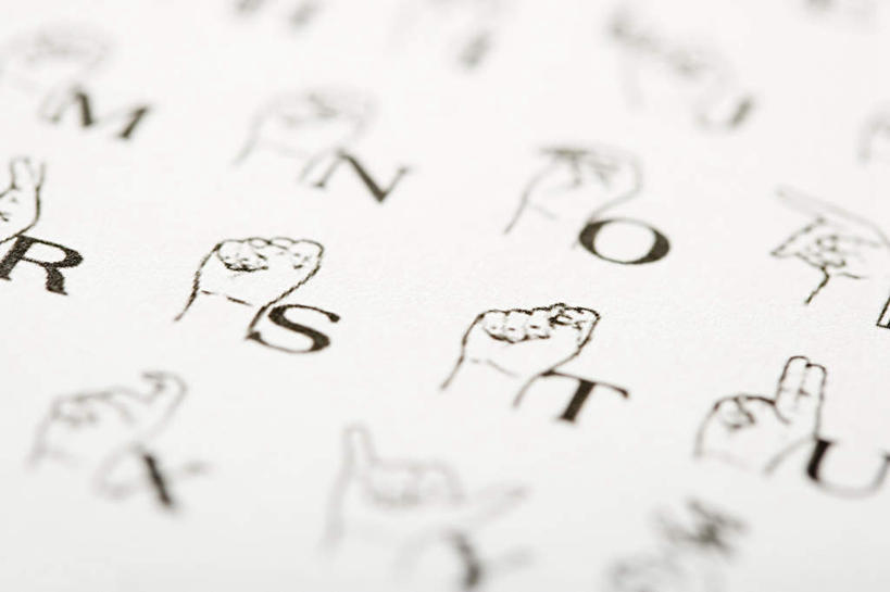 手,无人,横图,俯视,室内,特写,白天,绘画,静物,书籍,一本,一排,许多,阴影,朦胧,模糊,整齐,反射,英文,标志,文字,影子,字符,字母,标识,排列,手部,英文字母,队列,哑语,书,图书,彩图,高角度拍摄