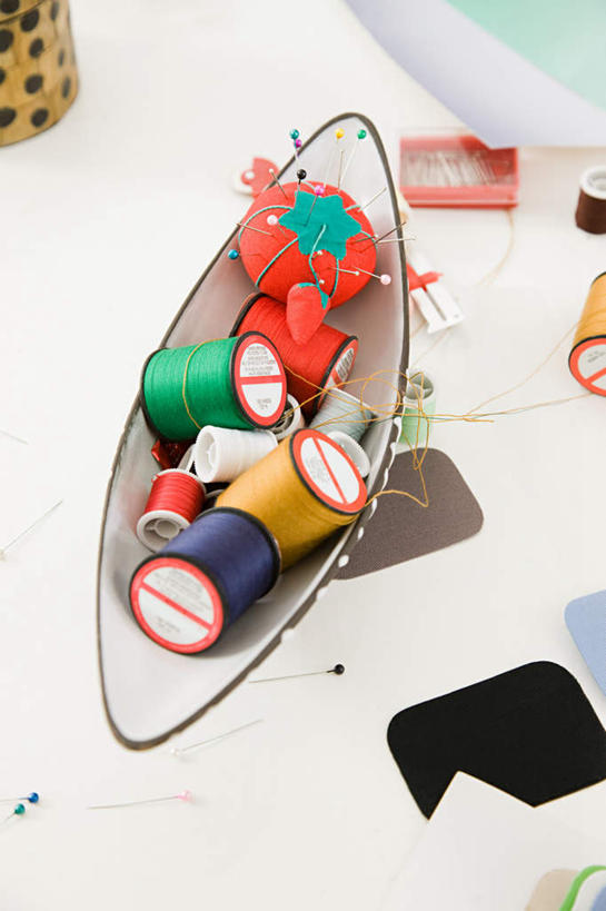 无人,竖图,俯视,室内,特写,白天,生活用品,静物,许多,阴影,环绕,缠绕,反射,线,影子,陶瓷,办公用品,陶瓷制品,文具,容器,学习用品,碗,日用品,图钉,储藏,文具用品,储存,纠缠,针包,针垫,彩图,高角度拍摄,贮存