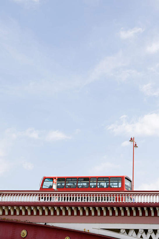 无人,竖图,室外,白天,仰视,度假,河流,美景,水,城市风光,城市,大桥,立交桥,路灯,桥梁,公共汽车,照明,英国,欧洲,阴影,光线,影子,河水,景观,水流,云,云朵,高架,斜拉桥,桥,灯光,巴士,公交车,云彩,娱乐,泰晤士河,双层巴士,车,灯,蓝色,白云,蓝天,天空,阳光,交通工具,天,享受,休闲,景色,放松,晴朗,照亮,照明设备,西欧,载具,大不列颠,大不列颠及北爱尔兰联合王国,大不列颠联合王国,日不落英帝国,双层公共汽车,黑修道士桥,晴空,彩图,低角度拍摄