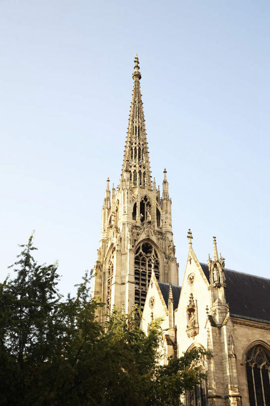 无人,教堂,竖图,室外,白天,仰视,旅游,度假,植物,标志建筑,地标,建筑,法国,欧洲,节日,文化,娱乐,建设,树,树木,蓝色,绿色,蓝天,天空,自然,天,祈祷,享受,休闲,健康,旅游胜地,放松,许愿,宗教,信仰,生长,晴朗,成长,纪念,祈求,基督教,天主教,信念,万里无云,法兰西共和国,首府,省会,法兰西第五共和国,北部.加来海峡,北部.加来海峡大区,里尔,诺尔.加莱大区,诺尔省,平安,晴空,晴空万里,彩图,低角度拍摄,大教堂,礼拜堂