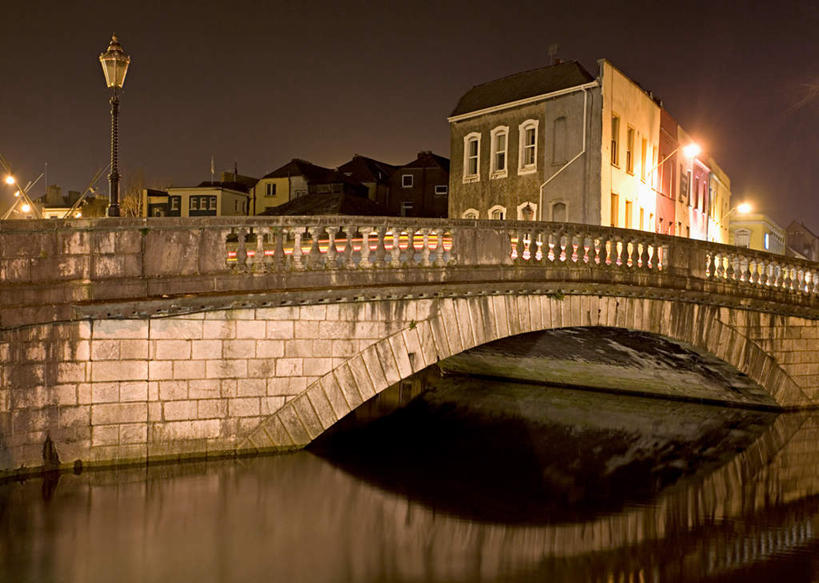 无人,家,横图,室外,夜晚,正面,度假,河流,石头,美景,水,城市风光,城市,路灯,照明,爱尔兰,欧洲,许多,阴影,波纹,光线,石子,影子,房屋,屋子,河水,景观,水流,公寓,桥,灯光,涟漪,娱乐,石桥,洋房,楼房,拱桥,住宅,栈桥,灯,倒影,水纹,波浪,享受,休闲,景色,放松,拱形,人行桥,石拱桥,照亮,倒映,照明设备,西欧,爱尔兰共和国,水晕,科克郡,反照,石块,彩图,房子