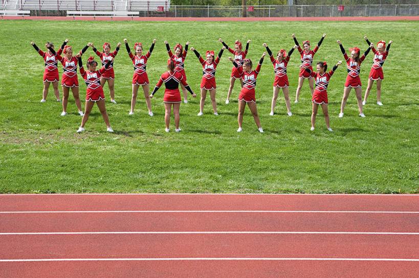 东方人,西方人,背部,伙伴,朋友,体育馆,运动场,站,横图,室外,白天,正面,裙子,跳舞,友谊,草地,草坪,植物,欧洲,欧洲人,亚洲,连衣裙,许多人,注视,黄种人,体育场,草,排列,绿色,观察,看,站着,一群人,同学,观看,察看,校友,关注,舞姿,啦啦队,运动馆,同窗,学友,摆列,友情,年轻女性,女人,女性,白种人,亚洲人,站立,彩图,全身,舞蹈,布列,分列