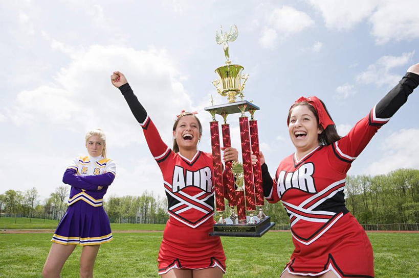 西方人,三个人,伙伴,朋友,站,举,笑,双手交叉,微笑,露齿笑,横图,室外,白天,仰视,裙子,友谊,成功,胜利,草地,草坪,植物,欧洲,欧洲人,握,连衣裙,装饰,云,云朵,拿,云彩,拿着,注视,草,树,树木,一个,蓝色,绿色,白云,蓝天,天空,自然,发箍,发饰,蝴蝶结,饰品,天,观察,看,托,站着,同学,光彩,握着,生长,晴朗,单个,成长,头箍,观看,察看,双手抱胸,校友,关注,荣誉,发卡,奖品,配饰,同窗,学友,嫉妒,荣耀,妒忌,忌妒,光荣,友情,年轻女性,女人,女性,白种人,晴空,举起,举手,举着,向上举,向上伸,向上托,站立,半身,彩图,低角度拍摄,奖杯