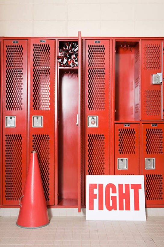 无人,竖图,室内,白天,正面,柜子,一排,整齐,英文,标志,文字,字符,字母,墙,路障,标识,墙壁,墙面,排列,一个,红色,白色,衣橱,单个,英文字母,队列,更衣橱,拉拉花,拉拉球,啦啦花,啦啦球,彩图