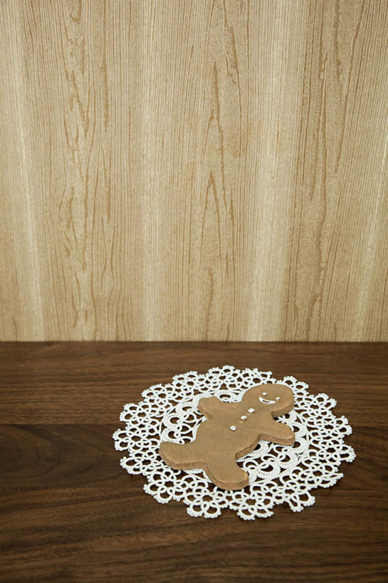 点心,无人,竖图,俯视,室内,特写,白天,桌面,桌子,圣诞节,节日,庆祝,人形,木制,食品,甜点,文化,食物,糕点,一个,木制品,饼干,甜食,零食,庆典,单个,纪念,酥饼,姜饼,姜饼人,装饰饼干,彩图,高角度拍摄