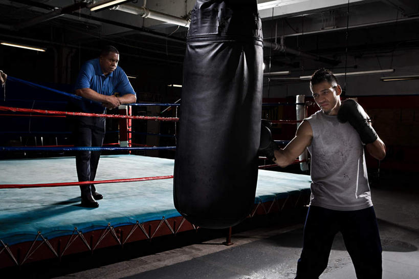 西方人,两个人,拳击手,体育馆,运动场,站,横图,室内,白天,正面,锻炼,快乐,安全,比赛,运动,竞争,拳击,欧洲,非洲,黑人,欧洲人,对抗,服装,冲突,防护,拳击手套,注视,休闲装,娱乐,运动器械,体育场,衣服,蓝色,白色,手套,观察,看,握拳,站着,休闲,休闲服,健身器械,服饰,观看,保护,察看,体育运动,对立,关注,矛盾,沙包,保险,健身器材,敌对,挫败,斗争,抗拒,抗衡,保全,周全,安稳,安定,运动馆,防护手套,平安,体育,男人,男性,年轻男性,中年男性,非洲人,拳击家,拳击运动员,站立,半身,彩图,健身,运动器材