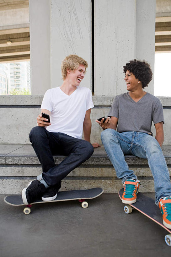 西方人,两个人,伙伴,朋友,坐,笑,打电话,微笑,露齿笑,竖图,室外,白天,正面,锻炼,友谊,运动,电话,手机,欧洲,非洲,黑人,欧洲人,握,服装,墙,休闲装,通讯设备,极限运动,相视,墙壁,墙面,两个,衣服,休闲,面对面,休闲服,握着,服饰,滑板,对视,互视,相对,相看,交流,体育,友情,男人,男性,年轻男性,白种人,非洲人,沟通,通话,坐着,彩图,全身,健身,两部,滑板运动