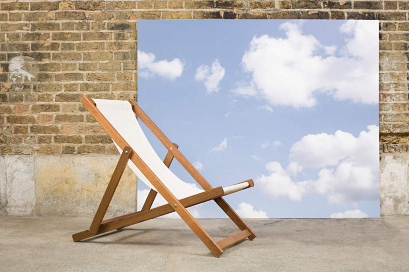 无人,横图,室外,白天,正面,椅子,一把,墙,躺椅,云,云朵,云彩,墙壁,墙面,蓝色,白云,蓝天,天空,天,帷幕,晴朗,沙滩椅,帷幔,幕布,幕帘,帷幔布,晴空,彩图
