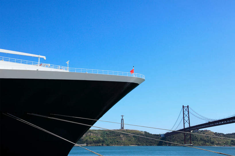 无人,横图,室外,白天,仰视,旅游,度假,河流,水,植物,标志建筑,大桥,地标,建筑,立交桥,轮船,桥梁,船,葡萄牙,欧洲,一艘,停靠,阴影,波纹,光线,影子,河水,水流,高架,斜拉桥,桥,涟漪,首都,娱乐,建设,里斯本,树,树木,蓝色,绿色,倒影,蓝天,水纹,天空,阳光,自然,交通工具,波浪,天,享受,休闲,旅游胜地,放松,生长,晴朗,成长,倒映,南欧,停泊,载具,万里无云,水晕,葡萄牙共和国,反照,四月二十五号大桥,晴空,晴空万里,彩图,低角度拍摄