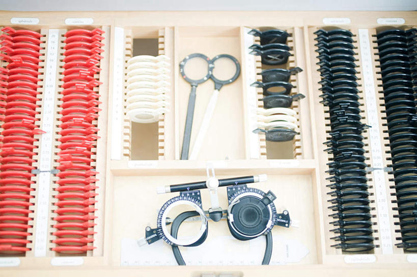 无人,横图,俯视,室内,特写,白天,静物,一排,整齐,并列,并排,眼镜,排列,队列,平行,近视眼镜,彩图,高角度拍摄