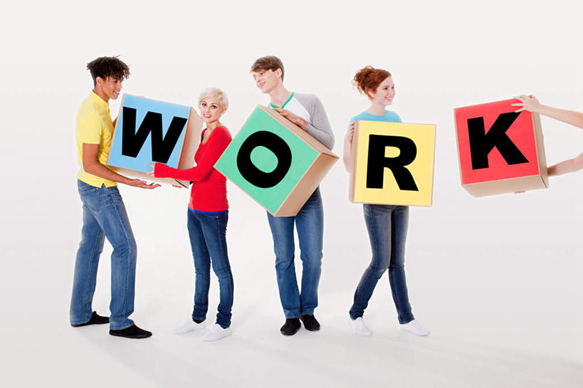 西方人,伙伴,朋友,站,捧,笑,微笑,露齿笑,横图,彩色,室内,白天,白色背景,正面,友谊,欧洲,欧洲人,五个人,一排,握,服装,整齐,英文,标志,方块,文字,字符,字母,许多人,注视,休闲装,标识,相视,排列,衣服,观察,看,站着,四个,一群人,休闲,面对面,休闲服,握着,摄影,服饰,影棚,观看,对视,英文字母,察看,互视,输送,队列,关注,运送,相对,相看,友情,男人,男性,年轻男性,年轻女性,女人,女性,白种人,端,端着,捧着,手捧,站立,彩图,全身,影棚拍摄,拍摄