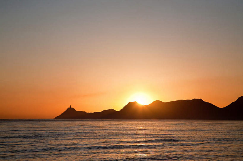 无人,横图,室外,白天,正面,旅游,度假,日出,海浪,海洋,石头,美景,山,山脉,太阳,东帝汶,亚洲,阴影,光线,石子,影子,景观,浪花,山顶,山峰,朝霞,晨曦,黎明,山峦,首都,娱乐,阳光,自然,海水,群山,享受,休闲,景色,放松,东南亚,自然风光,海景,沉积岩,颠峰,极峰,水成岩,帝力,大海,风浪,海,海水的波动,近岸浪,石块,岩石,涌浪,朝阳,彩图,破晓