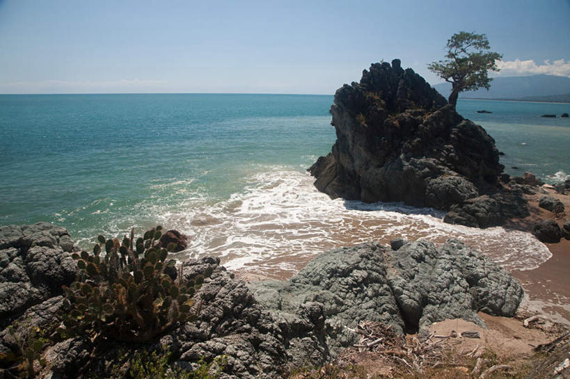 无人,横图,室外,白天,正面,旅游,度假,海浪,海洋,石头,美景,沙滩,山,山脉,植物,东帝汶,亚洲,阴影,光线,沙子,石子,影子,海岸,景观,浪花,山峰,水平线,云,云朵,辽阔,海平线,沙地,山峦,首都,云彩,娱乐,树,树木,蓝色,绿色,白云,蓝天,天空,阳光,自然,海水,群山,天,享受,休闲,广阔,景色,放松,东南亚,生长,晴朗,成长,一望无际,自然风光,海景,沉积岩,无边无际,一马平川,水成岩,帝力,大海,风浪,海,海水的波动,海滩,近岸浪,石块,岩石,涌浪,晴空,彩图,水天相接,水天一线