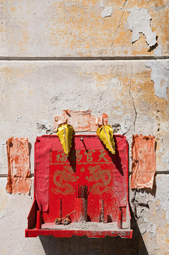 无人,竖图,室外,特写,白天,正面,旅游,度假,标志建筑,地标,建筑,蜡烛,马来西亚,亚洲,阴影,节日,光线,木制,影子,墙,烟雾,燃烧,文化,娱乐,建设,墙壁,墙面,佛香,阳光,木制品,香火,香烛,祈祷,享受,休闲,健康,旅游胜地,放松,许愿,宗教,东南亚,信仰,烧香,纪念,祈求,槟城,槟城州,槟榔屿,槟州,马来西亚联邦,平安,彩图