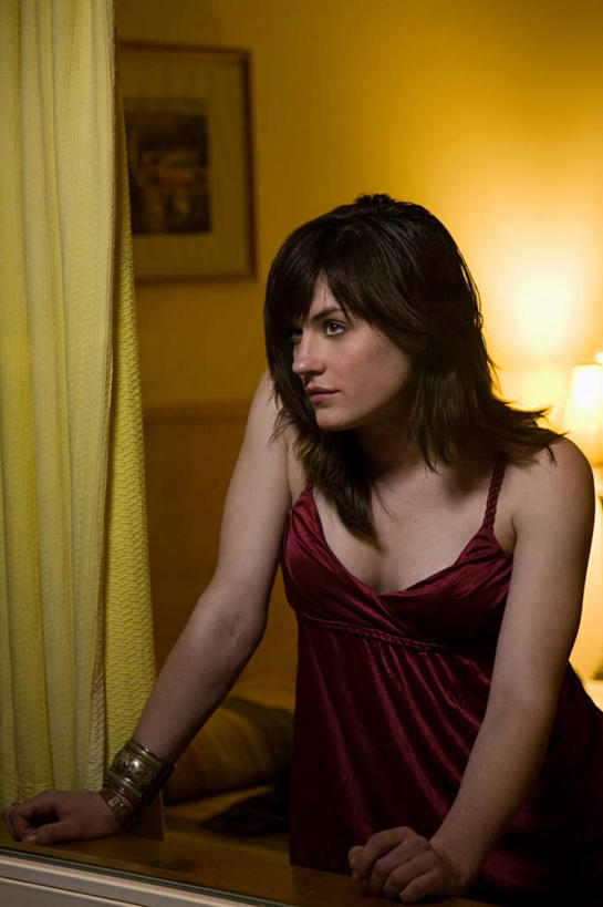 西方人,一个人,站,竖图,室内,白天,正面,窗帘,卧室,吊带,欧洲,欧洲人,仅一个年轻女性,仅一个女性,仅一个人,阴影,服装,装饰,光线,影子,墙,灯光,注视,吊带衫,墙壁,墙面,衣服,黄色,红色,帘子,观察,看,站着,遮阳,服饰,观看,华丽,修饰,点缀,察看,衣着,穿着,关注,一幅,挂画,衬托,美观,雅致,雅观,衣饰,年轻女性,女人,女性,白种人,装饰画,站立,半身,彩图,睡房,卧房