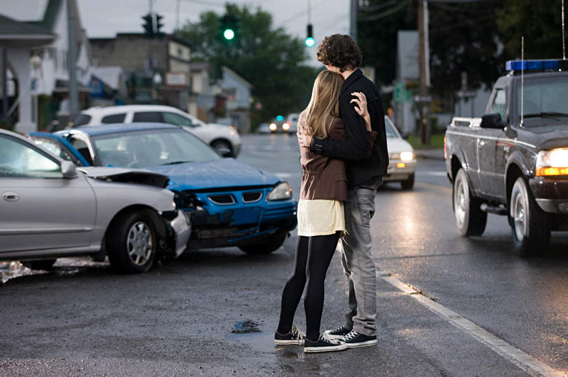 西方人,两个人,站,抱,横图,室外,白天,侧面,爱情,安全,道路,路,公路,汽车,欧洲,欧洲人,许多,阴影,服装,光线,影子,红绿灯,灯光,分界线,停车线,信号灯,交通,浪漫,注视,休闲装,车,衣服,绿色,交通工具,轿车,观察,看,站着,休闲,温暖,温馨,休闲服,恩爱,警示,恋人,服饰,抱着,观看,车行道,车行道分界线,害怕,和睦,察看,搂着,胆怯,关注,提示,载具,标线,流通,车祸,车行线,交通信号灯,行人信号灯,畏惧,男人,男性,年轻男性,年轻女性,女人,女性,白种人,情侣,马路,搂,搂抱,站立,彩图,全身,伴侣,融洽