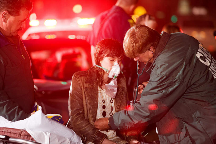 西方人,四个人,医生,坐,横图,室外,夜晚,正面,工作服,制服,安全,欧洲,欧洲人,握,服装,朦胧,模糊,医学,红绿灯,信号灯,交通,注视,休闲装,衣服,红色,医疗用品,观察,看,医护人员,医疗人员,休闲,休闲服,氧气瓶,警示,握着,服饰,观看,察看,医疗,医疗设备,氧气面罩,关注,提示,医疗器械,流通,交通信号灯,行人信号灯,工作制服,伊丽莎白圈,男人,男性,年轻女性,女人,女性,中年男性,白种人,大夫,坐着,半身,彩图,工作套服