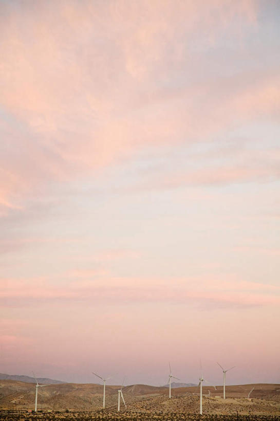 无人,竖图,室外,白天,正面,旅游,度假,农业,风能,风力发电机,美景,日落,植物,风车,墨西哥,美国,环保,枯萎,电力,景观,晚霞,霞光,落日,枯草,娱乐,设备,草,黄色,自然,黄昏,享受,休闲,发电,机械,景色,彩霞,放松,工业,能源,资源,亚利桑那,北美,北美洲,风力机,加利福尼亚,自然风光,美洲,利用,低碳,亚利桑那州,加州,加利福尼亚州,大峡谷之州,金州,黄金州,北亚美利加洲,亚美利加洲,墨西哥合众国,仙人掌王国,索诺拉,索诺拉州,吉拉沙漠,索诺拉沙漠,索诺兰沙漠,夕照,科罗拉多沙漠,科切拉谷地,风力发电,夕阳,彩图,斜阳