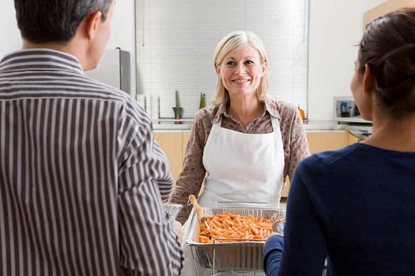 西方人,背部,三个人,站,笑,微笑,露齿笑,横图,室内,白天,正面,厨房,柜子,餐具,欧洲,欧洲人,握,服装,碟子,盘,墙,食品,储物柜,拿,拿着,注视,休闲装,墙壁,墙面,食物,衣服,盘子,碟,观察,看,站着,休闲,休闲服,帮助,握着,服饰,观看,察看,帮忙,储存,关注,辅助,帮手,扶助,匡助,储备,蕴藏,贮备,男人,男性,女人,女性,中年男性,中年女性,白种人,站立,半身,彩图,灶间,贮存,资助