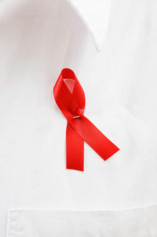 西方人,一个人,竖图,室内,特写,白天,白色背景,正面,指示牌,欧洲,欧洲人,仅一个男性,仅一个人,仅一个中年男性,服装,标志,丝绸,丝带,文字,缎带,休闲装,标识,绸带,衣服,红色,白色,休闲,休闲服,摄影,服饰,影棚,疾病,艾滋病,传染,传染病,HIV病毒,后天性免疫缺陷症候群,获得性免疫缺陷综合症,流行症,慢性病,人类免疫缺陷病毒,症候群,综合症,致命,艾滋,艾滋病病毒,男人,男性,中年男性,白种人,半身,彩图,影棚拍摄,拍摄,感染