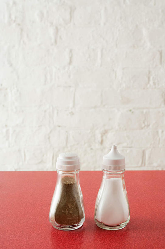 无人,竖图,俯视,室内,特写,白天,桌面,桌子,阴影,反射,木制,影子,调料,调味,香料,盐,佐料,黑胡椒,调味品,调味料,食盐,玻璃制品,两个,玻璃瓶,木制品,瓶子,摄影,影棚,配料,作料,胡椒,彩图,高角度拍摄,影棚拍摄,拍摄