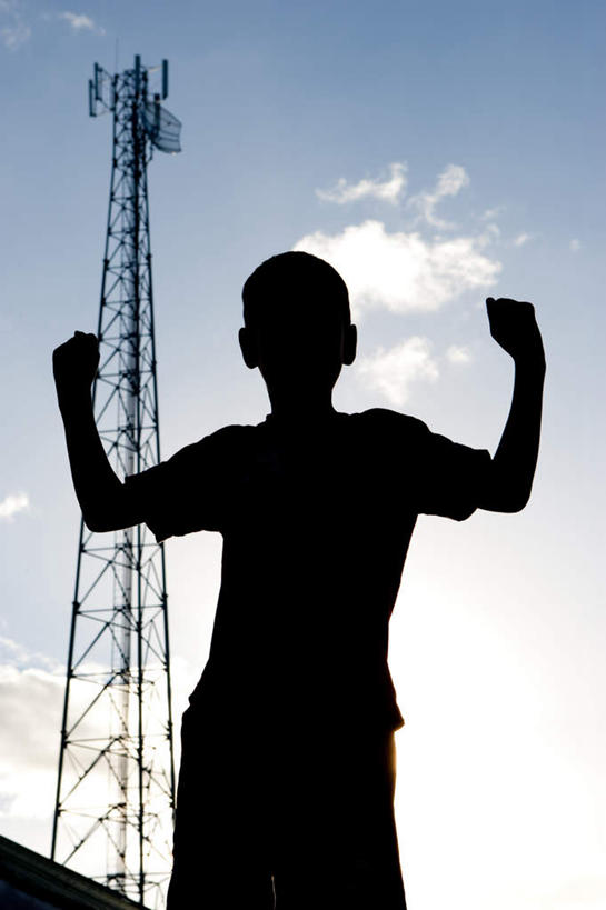 西方人,儿童,一个人,站,举,竖图,室外,白天,仰视,旅游,度假,纯洁,美景,欧洲,汤加,欧洲人,仅一个男性,仅一个人,阴影,服装,电力,光线,钢材,电缆,电线,影子,支架,景观,云,云朵,背光,云彩,注视,休闲装,娱乐,电塔,小孩,衣服,蓝色,白云,蓝天,天空,阳光,自然,天,观察,看,托,站着,仅一个小孩,享受,休闲,休闲服,景色,放松,可爱,童年,童趣,服饰,能源,晴朗,观看,支撑,资源,察看,关注,自然风光,大洋洲,供电设备,逆光,童真,烂漫,无邪,高压电塔,高压输电线,高压电线塔,高压塔,汤加王国,友爱群岛,天真,男孩,男人,男性,白种人,孩子,晴空,举起,举手,举着,向上举,向上伸,向上托,站立,半身,彩图,低角度拍摄,男生