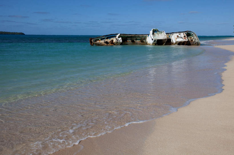 无人,横图,室外,白天,正面,旅游,度假,海浪,海洋,美景,沙滩,轮船,船,贝壳,汤加,阴影,光线,沙子,影子,海岸,景观,浪花,沙地,破坏,娱乐,破损,蓝色,蓝天,天空,阳光,自然,海水,交通工具,天,享受,休闲,景色,放松,晴朗,损坏,自然风光,载具,大洋洲,丢弃,海景,抛弃,万里无云,遗弃,摈弃,扔掉,扔弃,甩掉,扬弃,汤加王国,友爱群岛,贝类外壳,海螺壳,软体动物外壳,大海,风浪,海,海水的波动,海滩,近岸浪,涌浪,晴空,晴空万里,彩图
