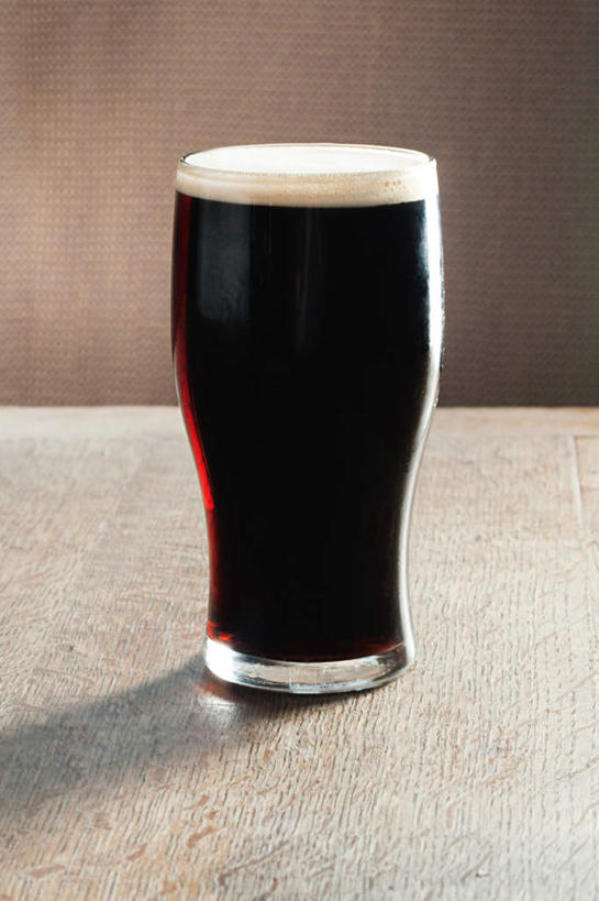 啤酒,无人,酒吧,竖图,俯视,室内,白天,桌面,桌子,杯子,阴影,反射,木制,影子,酒类,一杯,玻璃制品,酒,饮料,酒杯,木制品,啤酒杯,玻璃杯,彩图,高角度拍摄,酒吧间,酒馆