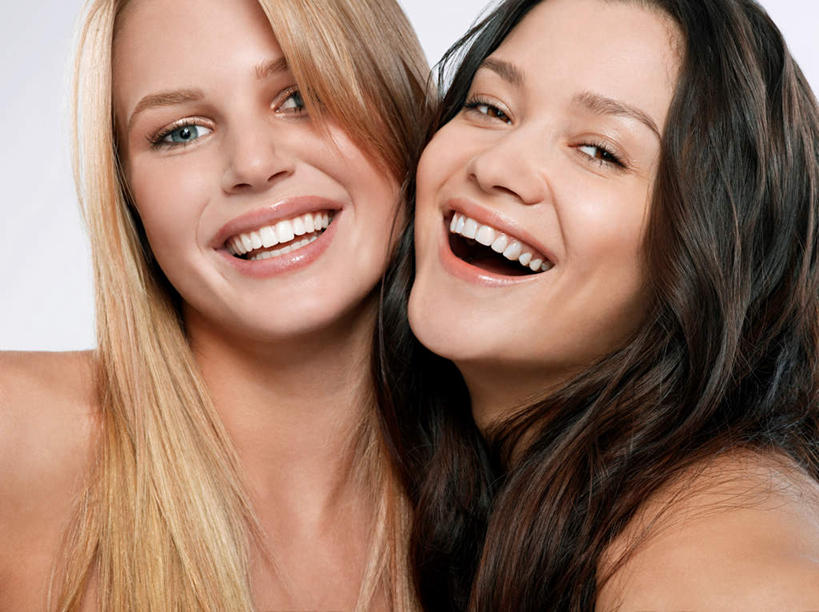 西方人,脸,头,眼睛,脸颊,脖子,眉毛,睫毛,头发,两个人,伙伴,朋友,笑,大笑,横图,室内,特写,白天,白色背景,正面,兴奋,友谊,欧洲,欧洲人,瞳孔,注视,裸露,肩膀,黄色,黑色,观察,看,张嘴,眼部,摄影,影棚,观看,察看,关注,裸,张大嘴巴,哈哈大笑,友情,年轻女性,女人,女性,白种人,头部,长发,直发,脖,睫,颈,颈部,脸部,脸蛋,眉,面部,眼,眼睫毛,眼眉,张开嘴,半身,彩图,影棚拍摄,高兴,狂笑,拍摄,眼眉毛