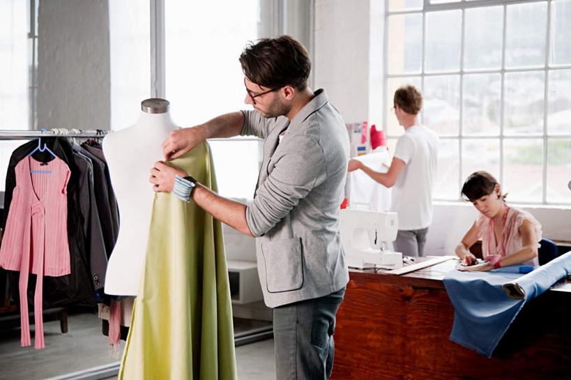 西方人,三个人,伙伴,朋友,商务人士,商务男性,商务女性,办公室,站,坐,横图,室内,白天,正面,衬衫,友谊,合作,团队,窗户,家具,桌子,衣架,纺织品,欧洲,欧洲人,连接,握,组合,套装,朦胧,模糊,布,人造模特,眼镜,办公桌,墙,织物,拿,拿着,注视,玻璃窗,墙壁,墙面,缝纫机,一个,白色,观察,看,站着,战略,握着,单个,道具,观看,缝纫,链接,布匹,察看,装订,关注,拼接,杠杆,拼凑,商务装,近视眼镜,工薪阶层,服装模特,模特道具,腕带,时装道具,展示道具,服装模特道具,陈列道具,办公家具,拼合,凑集,聚合,撮合,链结,联合,合谋,缝合,卡其布,配合,协作,男人,男性,年轻男性,年轻女性,女人,女性,白种人,白领,上班族,挂衣架,晾衣架,站立,坐着,半身,彩图,衬衣