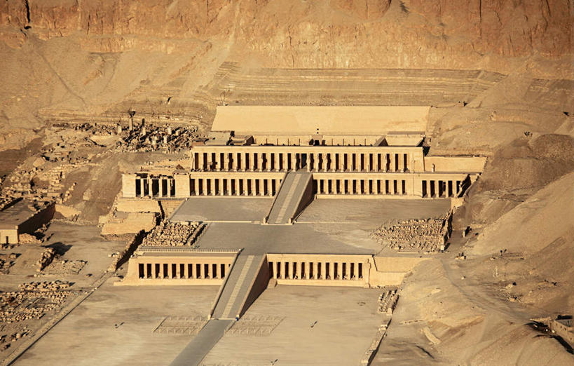 无人,横图,俯视,航拍,室外,白天,旅游,度假,名胜古迹,沙漠,标志建筑,城市,地标,建筑,非洲,埃及,遗迹,神庙,古迹,文物,娱乐,建设,古建筑,享受,休闲,旅游胜地,放松,神殿,古埃及,鸟瞰,古文明,北非,首府,卢克索,阿拉伯埃及共和国,金字塔之国,棉花之国,阿非利加洲,卢克索省,哈采普苏特神庙,哈特舍普苏特神庙,哈特谢普苏特神殿,哈特谢普苏特神庙,哈谢普苏神殿,哈谢普苏神庙,哈兹海普苏特女王殿,海普苏特神殿,海普苏特神庙,海普苏特王后神庙,赫雀瑟神庙,女王神殿,女王神庙,普苏特神殿,普苏特神庙,大漠,砂漠,彩图,高角度拍摄