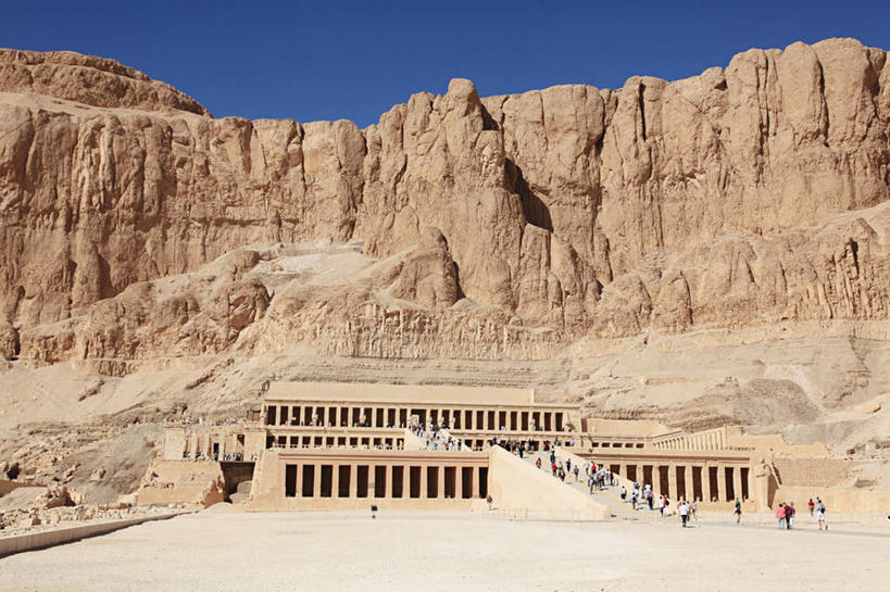 无人,横图,室外,白天,仰视,旅游,度假,名胜古迹,沙漠,山,山脉,标志建筑,城市,地标,建筑,非洲,埃及,遗迹,柱子,山峰,神庙,山峦,古迹,文物,娱乐,建设,古建筑,蓝色,蓝天,天空,群山,天,享受,休闲,旅游胜地,放松,晴朗,神殿,古埃及,古文明,北非,万里无云,首府,卢克索,阿拉伯埃及共和国,金字塔之国,棉花之国,阿非利加洲,卢克索省,哈采普苏特神庙,哈特舍普苏特神庙,哈特谢普苏特神殿,哈特谢普苏特神庙,哈谢普苏神殿,哈谢普苏神庙,哈兹海普苏特女王殿,海普苏特神殿,海普苏特神庙,海普苏特王后神庙,赫雀瑟神庙,女王神殿,女王神庙,普苏特神殿,普苏特神庙,大漠,砂漠,晴空,晴空万里,彩图,低角度拍摄