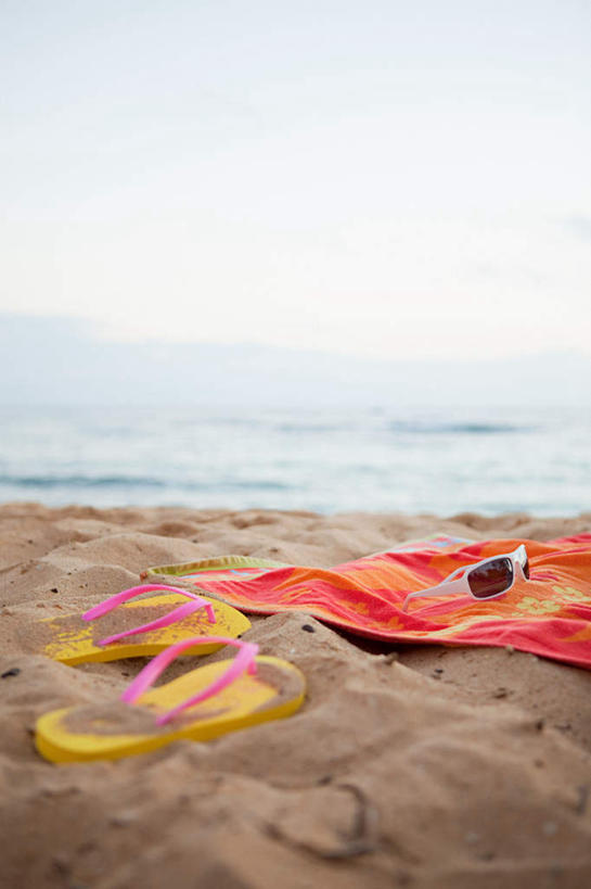 无人,竖图,室外,白天,正面,凉鞋,旅游,度假,岛屿,海浪,海洋,美景,沙滩,鞋子,夏威夷,美国,阴影,花纹,光线,布,沙子,图案,影子,海岸,景观,浪花,水平线,辽阔,海平线,沙地,布纹,娱乐,蓝色,蓝天,天空,阳光,自然,海水,天,享受,休闲,广阔,景色,放松,晴朗,一望无际,布匹,北美,北美洲,自然风光,美洲,海景,万里无云,夏威夷岛,夏威夷州,爱洛哈之州,北亚美利加洲,亚美利加洲,大岛,无边无际,一马平川,大海,风浪,海,海水的波动,海滩,近岸浪,列岛,群岛,涌浪,诸岛,晴空,晴空万里,彩图,夹趾拖鞋,人字拖,人字拖鞋,水天相接,水天一线