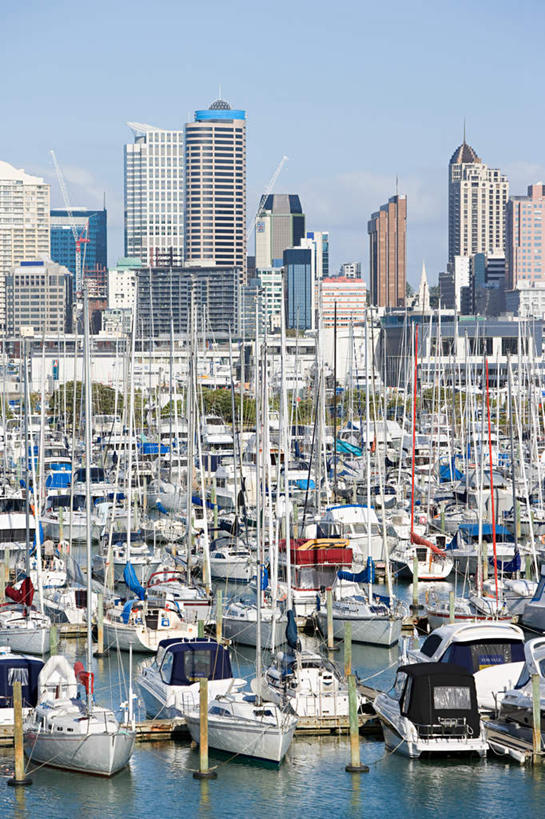 无人,高楼大厦,码头,竖图,全景,俯视,室外,白天,度假,办公楼,海浪,海洋,美景,天际线,城市风光,城市,大厦,港口,建筑,摩天大楼,写字楼,船,新西兰,停靠,阴影,光线,影子,景观,浪花,游艇,娱乐,蓝色,蓝天,天空,阳光,海水,楼宇,交通工具,天,享受,休闲,商务楼,景色,放松,晴朗,停泊,载具,大洋洲,海景,万里无云,奥克兰,纽西兰,长白云之乡,奥克兰区,奥克兰市,风帆之都,大海,风浪,海,海水的波动,近岸浪,涌浪,晴空,晴空万里,彩图,高角度拍摄,摆渡口,埠头,大楼,渡口,渡头,港湾,高层建筑,高楼,海港,货运码头,口岸,摩天楼,商港