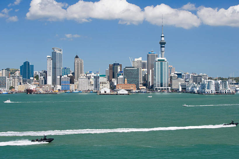 无人,高楼大厦,横图,全景,室外,白天,正面,度假,办公楼,海浪,海洋,美景,天际线,城市风光,城市,大厦,建筑,轮船,摩天大楼,写字楼,船,新西兰,阴影,波纹,飞溅,溅,光线,液体,影子,景观,浪花,水滴,云,云朵,云彩,娱乐,水珠,蓝色,白云,蓝天,水纹,天空,阳光,海水,船尾波,楼宇,交通工具,波浪,天,享受,休闲,商务楼,景色,放松,晴朗,喷洒,载具,大洋洲,海景,奥克兰,纽西兰,长白云之乡,奥克兰区,奥克兰市,风帆之都,天空塔,天空之塔,大海,风浪,海,海水的波动,近岸浪,涌浪,晴空,彩图,大楼,高层建筑,高楼,摩天楼