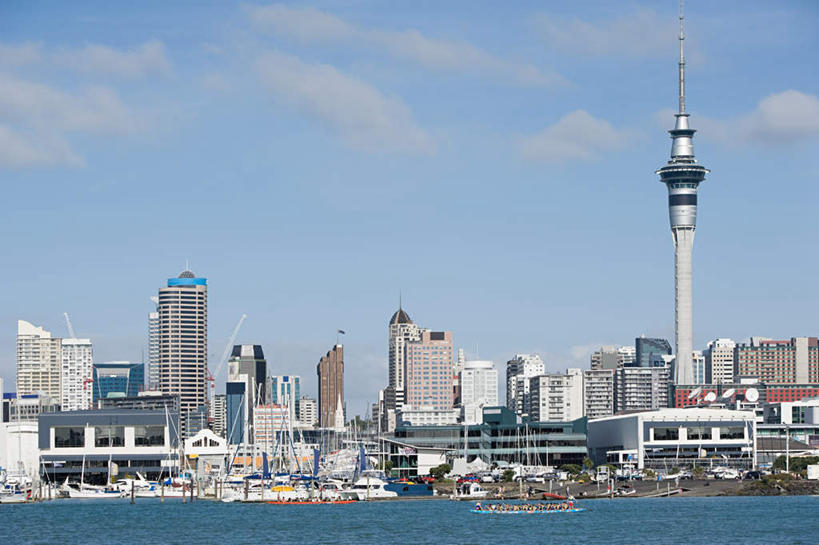 无人,高楼大厦,横图,全景,室外,白天,正面,度假,办公楼,海浪,海洋,美景,天际线,城市风光,城市,大厦,建筑,摩天大楼,写字楼,新西兰,阴影,光线,影子,景观,浪花,云,云朵,云彩,娱乐,蓝色,白云,蓝天,天空,阳光,海水,楼宇,天,享受,休闲,商务楼,景色,放松,晴朗,大洋洲,海景,奥克兰,纽西兰,长白云之乡,奥克兰区,奥克兰市,风帆之都,天空塔,天空之塔,大海,风浪,海,海水的波动,近岸浪,涌浪,晴空,彩图,大楼,高层建筑,高楼,摩天楼