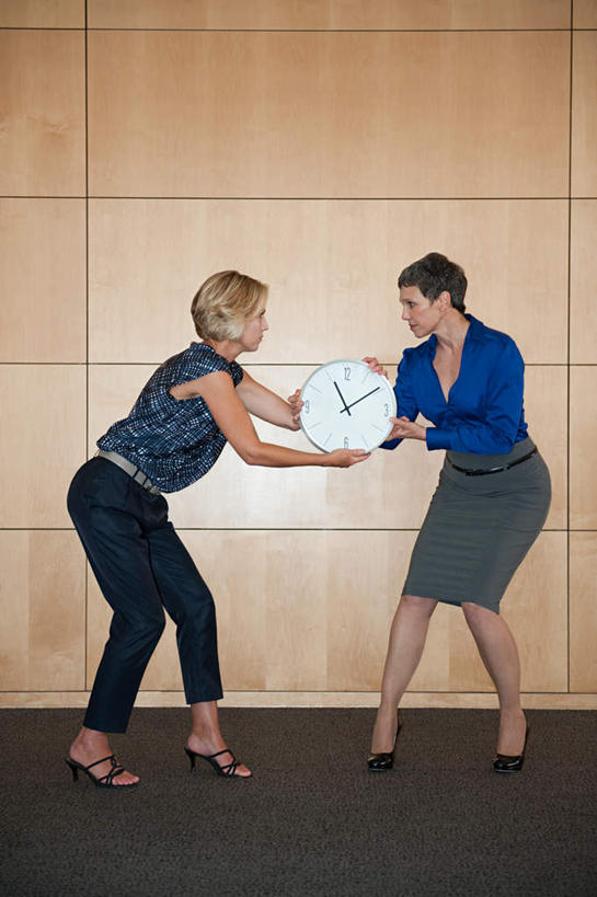 西方人,两个人,同事,商务人士,商务女性,办公室,站,竖图,室内,白天,正面,高跟鞋,时尚,成功,合作,团队,集体,信心,鞋子,欧洲,欧洲人,阴影,套装,时间,反射,时钟,影子,墙,计时,两双,注视,队伍,墙壁,墙面,一个,挂钟,钟表,观察,看,站着,表,抢夺,单个,观看,察看,领导,成就,关注,时髦,商务装,合伙,领袖,工薪阶层,时兴,劫掠,掠取,女人,女性,中年女性,白种人,白领,上班族,钟,站立,彩图,全身